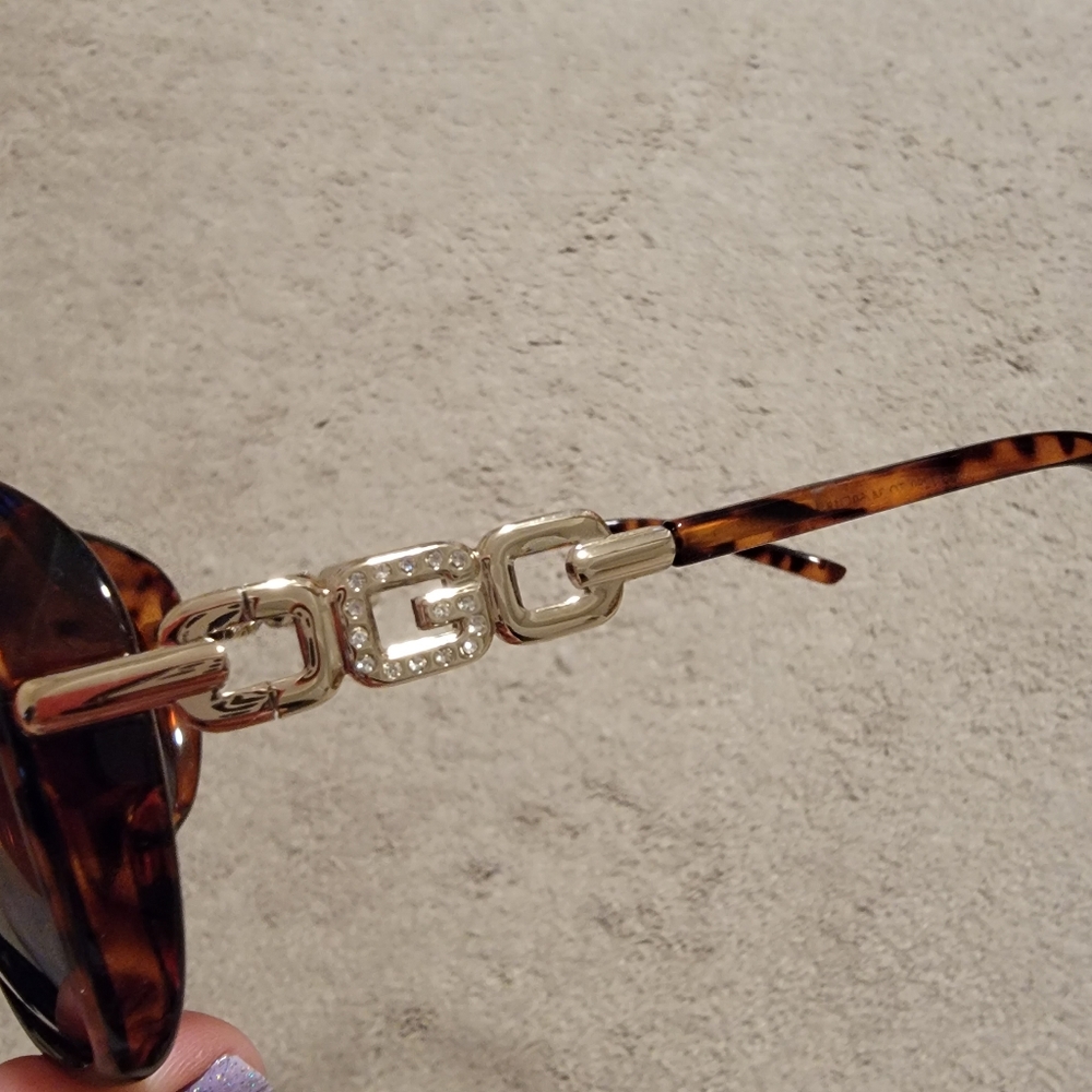 Guess Sunglasses with Case - Picture 8 of 15